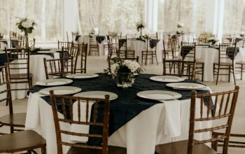 Wallpaper White Table with Chairs