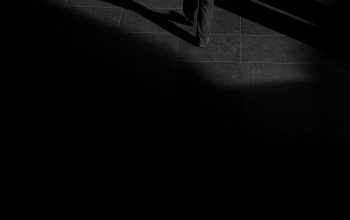 Wallpaper A Black and White Silhouette in the Dark