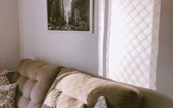 Wallpaper A Living Room with a Couch and a Picture on the Wall