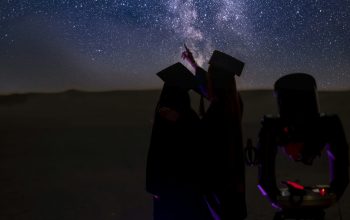Wallpaper A Couple Under a Starry Sky