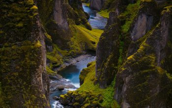 Wallpaper A River Running Through a Rocky Canyon