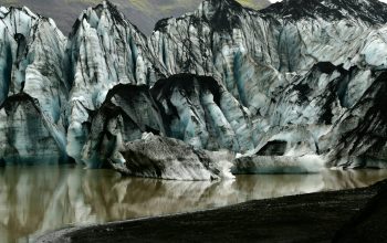 Wallpaper A Large Glacier with Mountains in the Background