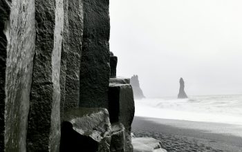 Wallpaper A Black and White Rocky Beach