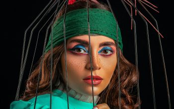 Wallpaper A Woman with Blue Eyes Holding a Birdcage