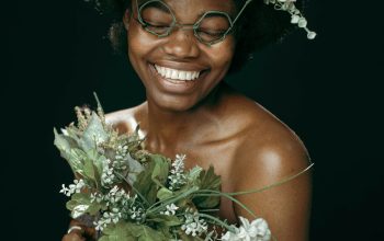 Wallpaper A Woman with Glasses and Flowers in Her Hair