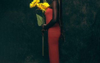Wallpaper A Woman in a Red Dress Holding a Bouquet of Flowers