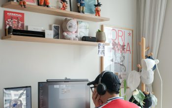 Wallpaper A Man Sitting at a Desk Using a Computer