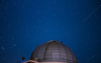 Wallpaper A Very Large Dome with a Lot of Stars