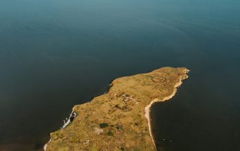 Wallpaper An Island in the Middle of the Ocean