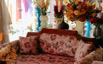 Wallpaper A Cozy Couch Surrounded by Colorful Decor