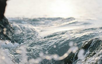 Wallpaper Ocean Wave at the Rocky Shore