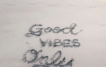 Wallpaper Good Vibes Only Sand Text