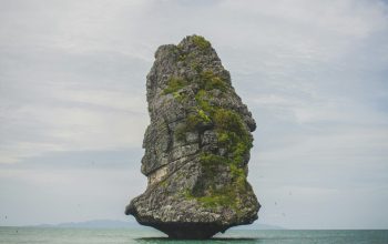 Wallpaper Rock Island on Sea