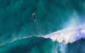 Wallpaper High-Angle Photography of Man Surfing Giant Wave