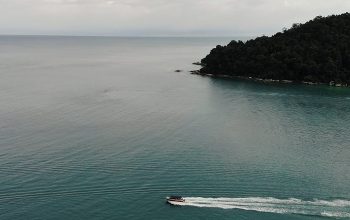 Wallpaper Boat in Body of Water Near Island