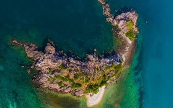 Wallpaper Aerial View of Island in the Middle of the Sea