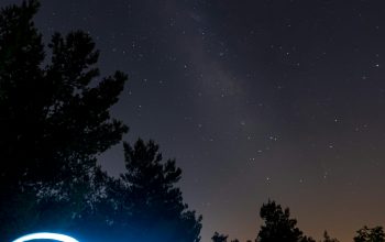 Wallpaper Green Light in the Night Sky