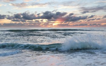 Wallpaper Ocean Waves Under Cloudy Sky During Daytime