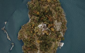 Wallpaper Aerial View of Green and Brown Island