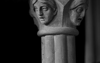 Wallpaper Gray Concrete Statue in Grayscale Photography