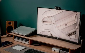 Wallpaper Macbook Pro on Brown Wooden Desk