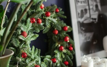 Wallpaper A Christmas Wreath on a Table