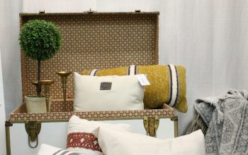 Wallpaper A Bunch of Pillows on a Table