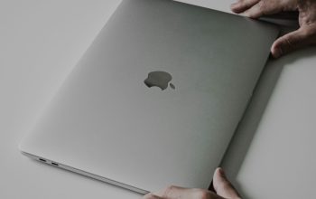 Wallpaper Hands on Laptop