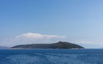 Wallpaper A Large Island in the Middle of the Ocean