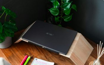Wallpaper A Laptop and a Pen on a Desk