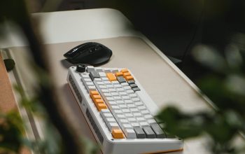 Wallpaper A Keyboard on a Table