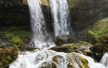 Wallpaper A Waterfall in a Rocky Place