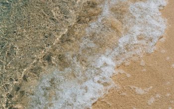 Wallpaper A Beach with Waves Coming In