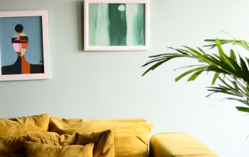 Wallpaper A Living Room with a Couch and a Potted Plant