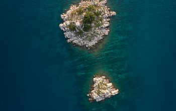 Wallpaper An Island in the Middle of a Body of Water