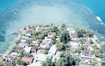 Wallpaper An Aerial View of a Small Coastal Village