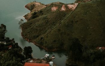 Wallpaper An Aerial View of a House and a Body of Water