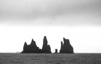 Wallpaper A Black and White Rocky Seascape
