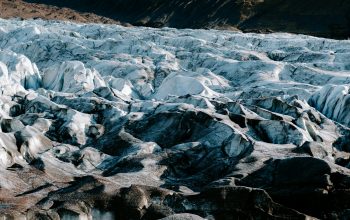 Wallpaper A Couple on a Glacier