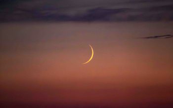 Wallpaper A Crescent Moon in the Night Sky
