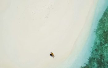Wallpaper An Aerial View of a Beach with a Small Boat