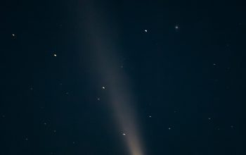 Wallpaper A Comet in the Night Sky