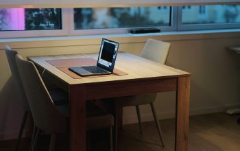 Wallpaper Laptop on Wooden Table