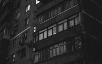 Wallpaper A Black and White Photo of a Tall Building