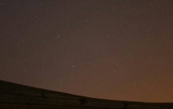 Wallpaper The Night Sky is Lit Up by the Stars