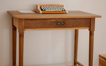 Wallpaper A Vintage Typewriter on a Wooden Desk